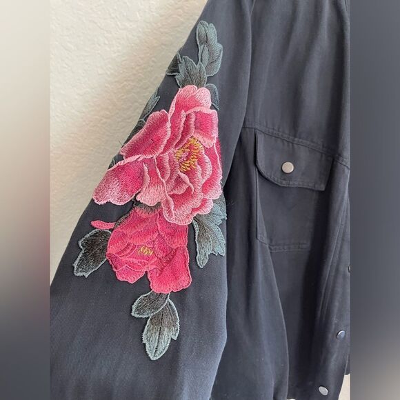 Rails Collins bomber jacket linen blend with floral patch embroidery. medium - Picture 5 of 10